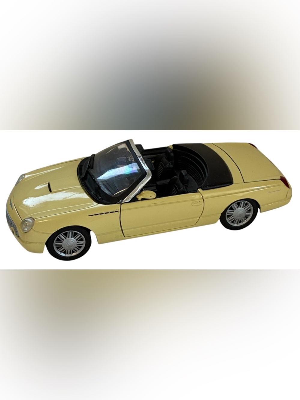1:24 SCALE 2000 FORD THUNDERBIRD DIE CAST CAR LIGHT YELLOW